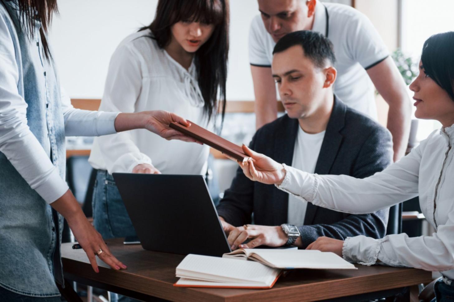 Profissional analisando documentos de seguros